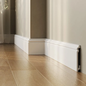 Напольный плинтус Quick-Step белый из HD полимера QSSKRW51100